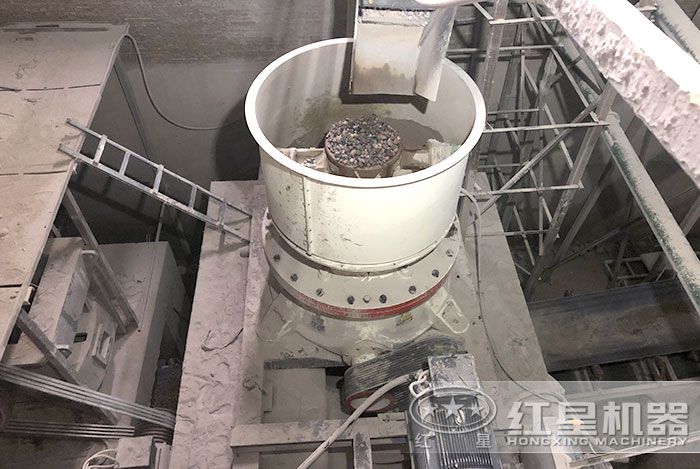 圓錐破碎機粉碎石料