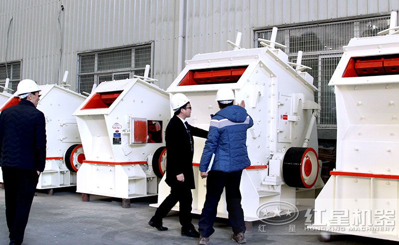 客戶來廠參觀購買紅星可移動式1320反擊破碎機 客戶來廠參觀購買紅星可移動式1320反擊破碎機