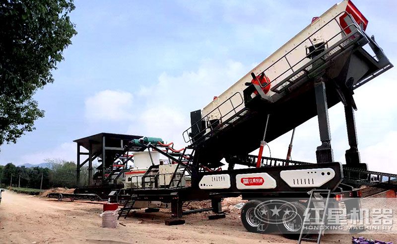 移動(dòng)石子制沙生產(chǎn)線作業(yè)現(xiàn)場(chǎng) 移動(dòng)石子制沙生產(chǎn)線作業(yè)現(xiàn)場(chǎng)