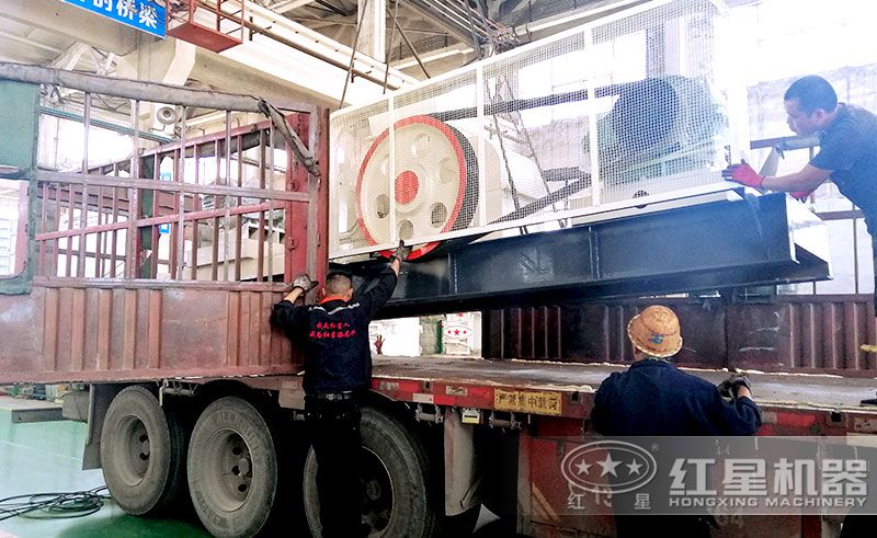 對輥破碎機車間裝車發貨 對輥破碎機車間裝車發貨