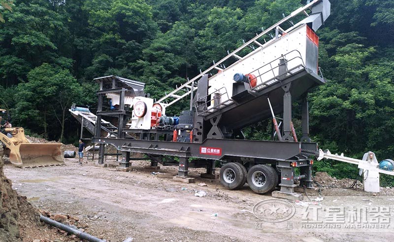 移動式時產(chǎn)200噸人工砂石設備現(xiàn)場 移動式時產(chǎn)200噸人工砂石設備現(xiàn)場