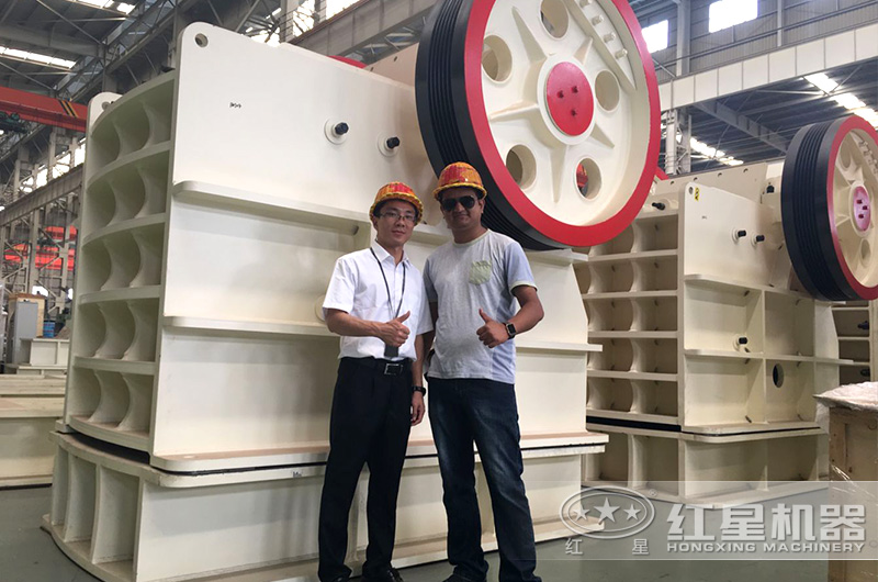 破碎設備用戶來廠參觀合影