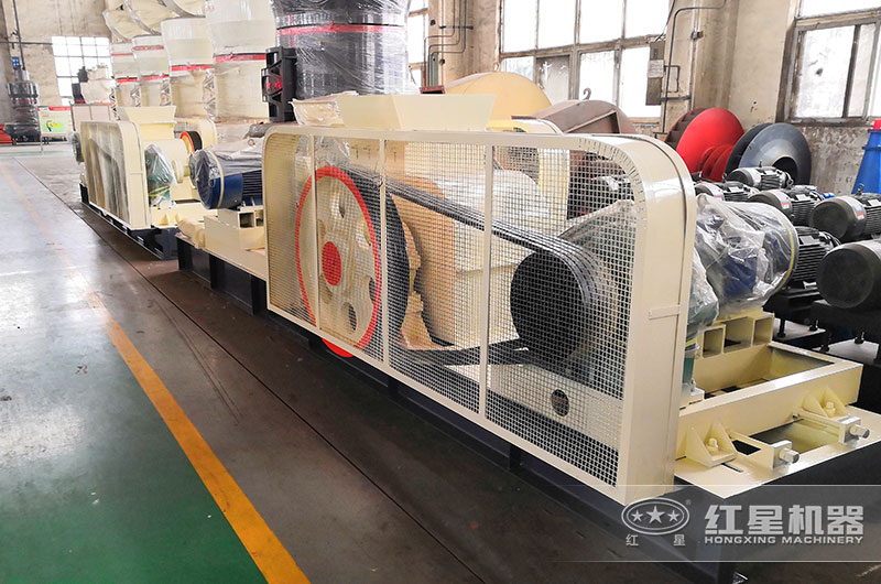 對(duì)輥破碎機(jī)車間實(shí)拍 對(duì)輥破碎機(jī)車間實(shí)拍