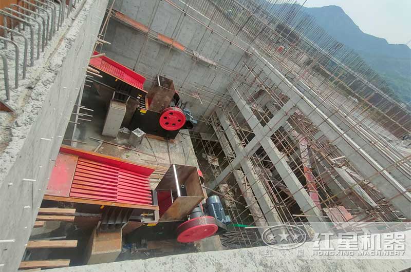 顎式碎石機(jī)現(xiàn)場(chǎng)