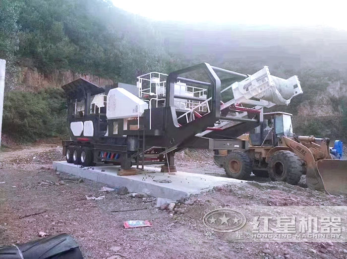 移動(dòng)式破碎站作業(yè)現(xiàn)場(chǎng)