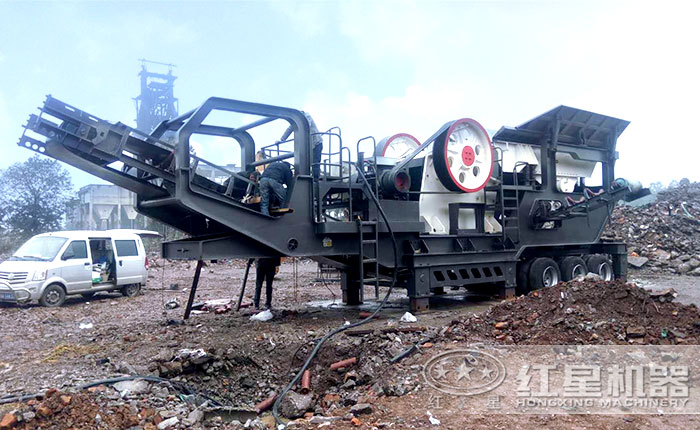 半掛式移動碎石機+顎式破碎機正在安裝中 半掛式移動碎石機+顎式破碎機正在安裝中