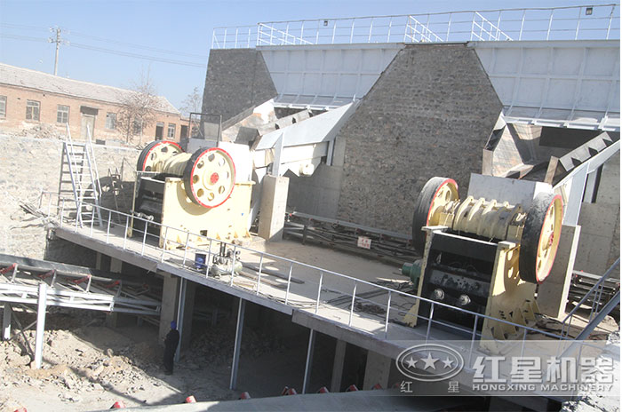 常用來粗破的顎式破碎機現場