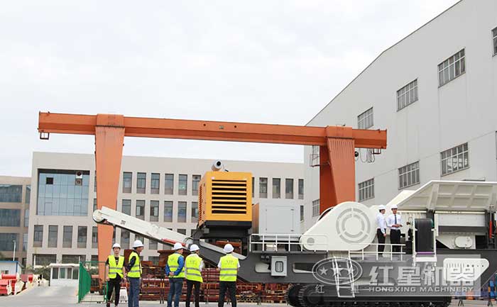 客戶來廠參觀考察建筑垃圾破碎設(shè)備