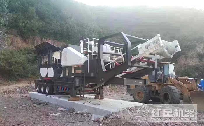 客戶建筑垃圾處理設(shè)備正等待工作