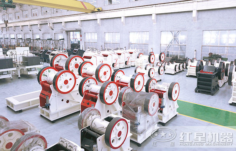 紅星機(jī)器小型破碎機(jī)設(shè)備車間