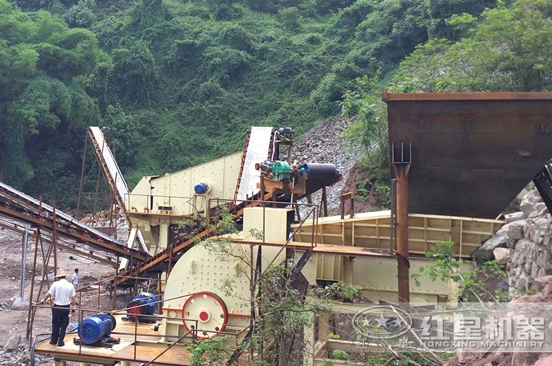 中型石子破碎現(xiàn)場 中型石子破碎現(xiàn)場