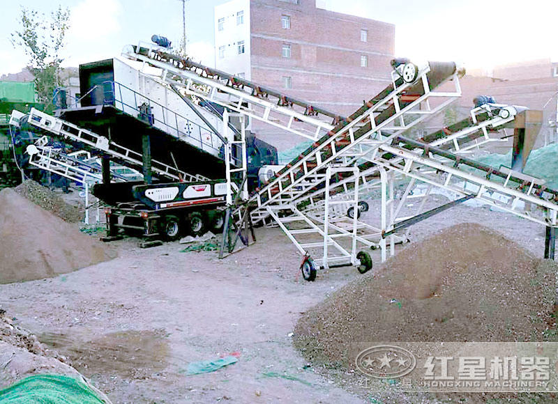 移動(dòng)制砂機(jī)打砂作業(yè)現(xiàn)場(chǎng)