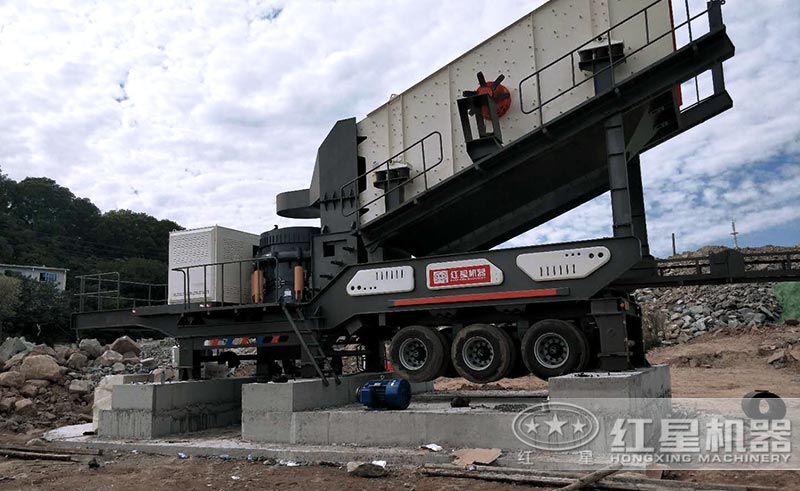 輪胎式建筑垃圾處理設備正在安裝中