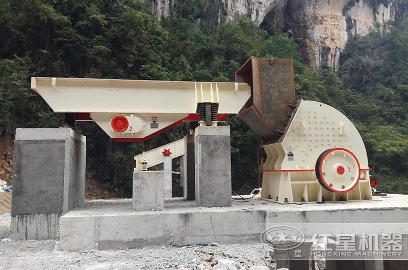 重錘式破碎機(jī)現(xiàn)場(chǎng)