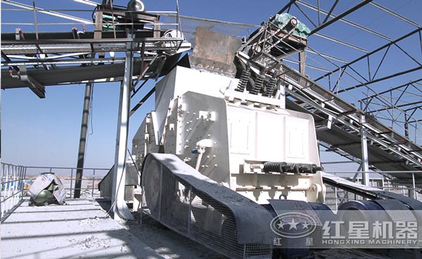 反擊式破碎機正在安裝中