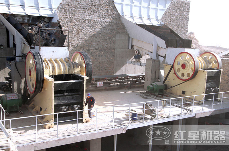 顎式破碎機(jī)工作現(xiàn)場 顎式破碎機(jī)工作現(xiàn)場