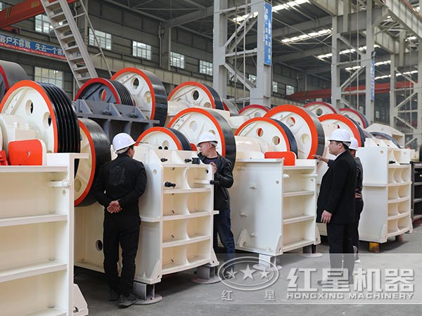 客戶來廠考察顎式破碎機中 客戶來廠考察顎式破碎機中