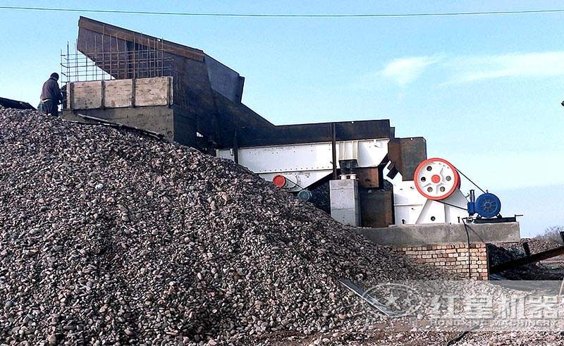 顎式破石機(jī)工作現(xiàn)場 顎式破石機(jī)工作現(xiàn)場