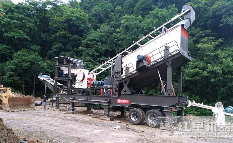 移動(dòng)碎石機(jī)現(xiàn)場(chǎng)