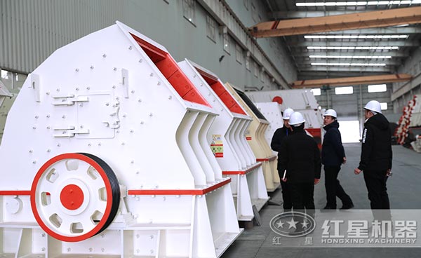 客戶來紅星現場考察錘式打砂機設備 客戶來紅星現場考察錘式打砂機設備