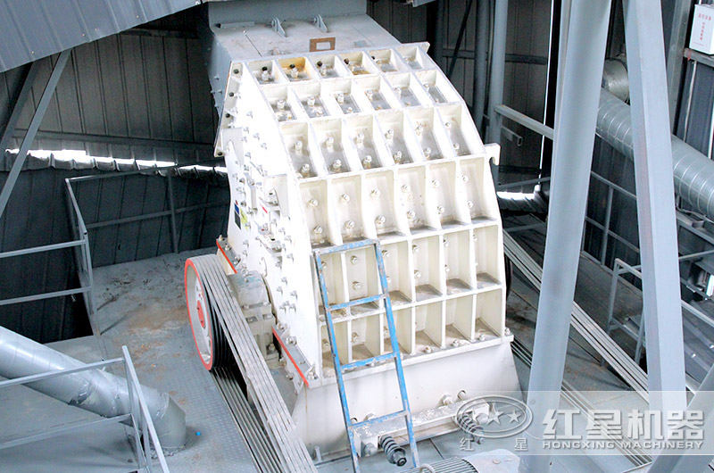 多錘頭破碎機作業中 多錘頭破碎機作業中