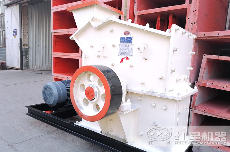 1212小型細(xì)碎機(jī)車間照 1212小型細(xì)碎機(jī)車間照