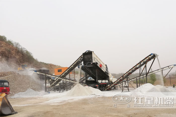 振動篩在移動式破碎機(jī)上作業(yè) 振動篩在移動式破碎機(jī)上作業(yè)