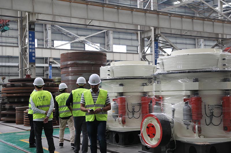 客戶來廠考察花崗巖圓錐破碎機設備 客戶來廠考察花崗巖圓錐破碎機設備