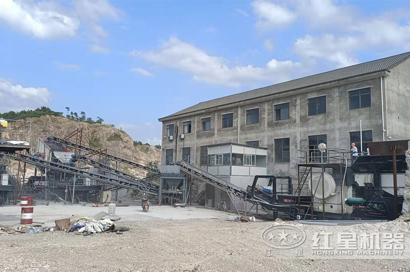 移動(dòng)顎式破碎機(jī)現(xiàn)場(chǎng)