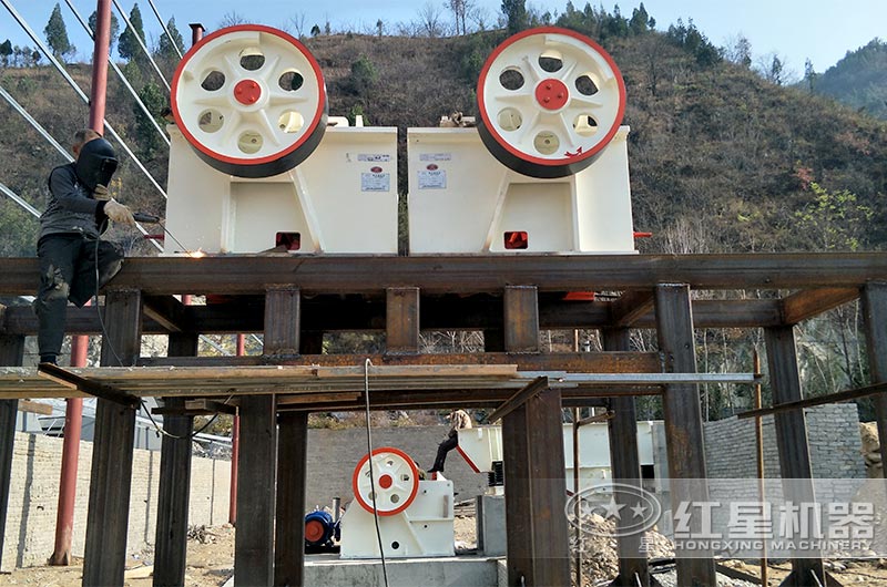 顎式破碎機加細顎破碎機安裝現場