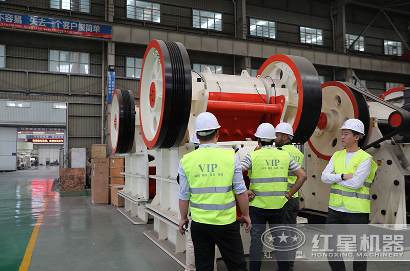 客戶一行來廠考察鄂破機(jī)設(shè)備 客戶一行來廠考察鄂破機(jī)設(shè)備