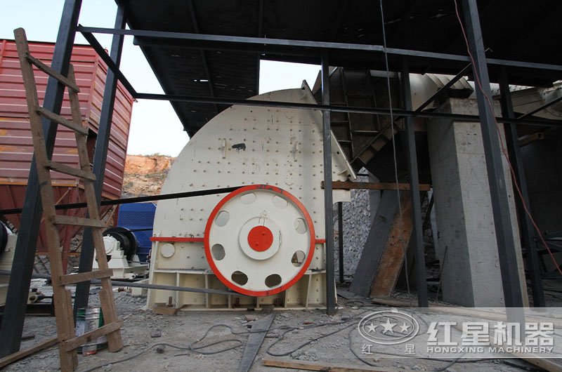 重錘式粉碎機(jī)作業(yè)現(xiàn)場 重錘式粉碎機(jī)作業(yè)現(xiàn)場