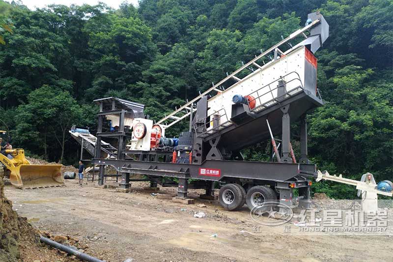 四合一小型移動(dòng)碎石機(jī)現(xiàn)場(chǎng)