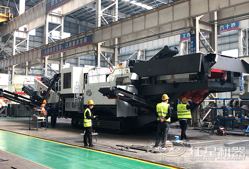 客戶參觀移動風化石制砂機設備 客戶參觀移動風化石制砂機設備