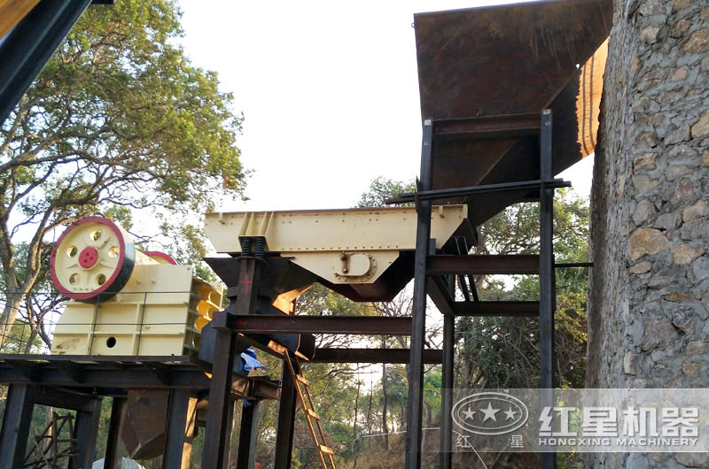 顎式粉碎機(jī)作業(yè)現(xiàn)場 顎式粉碎機(jī)作業(yè)現(xiàn)場