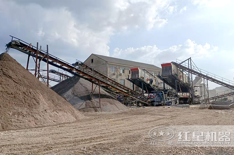 玄武巖移動(dòng)破碎機(jī)現(xiàn)場