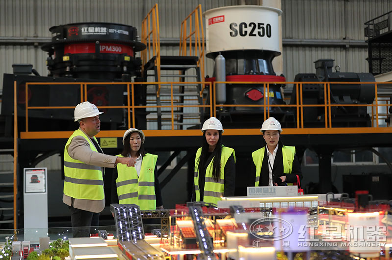 客戶來廠考察圓錐破碎機 客戶來廠考察圓錐破碎機