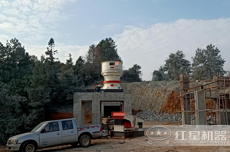 圓錐破碎機(jī)現(xiàn)場(chǎng) 圓錐破碎機(jī)現(xiàn)場(chǎng)