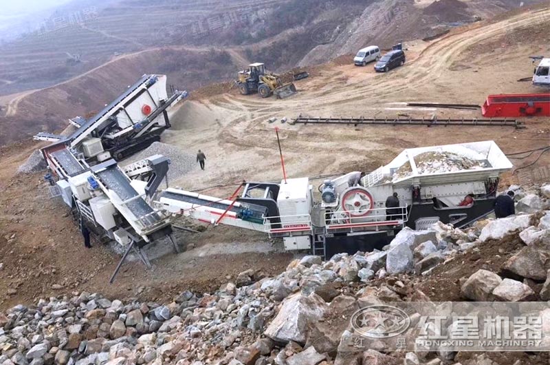 硬石頭移動顎式粉碎機(jī)作業(yè)現(xiàn)場 硬石頭移動顎式粉碎機(jī)作業(yè)現(xiàn)場