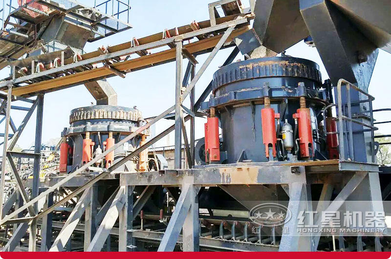 圓錐粉碎機(jī)作業(yè)現(xiàn)場 圓錐粉碎機(jī)作業(yè)現(xiàn)場