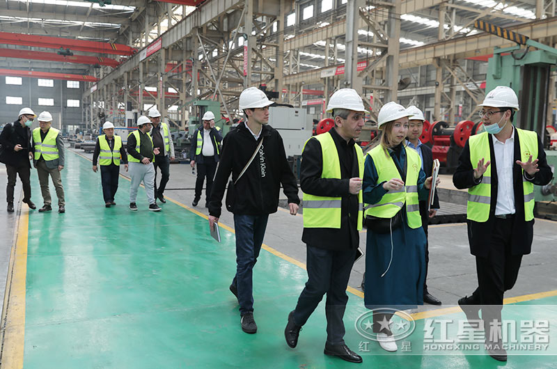 客戶來廠考察石子破碎機(jī)設(shè)備