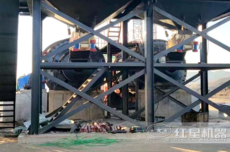 大型節能球磨機安裝實拍 大型節能球磨機安裝實拍