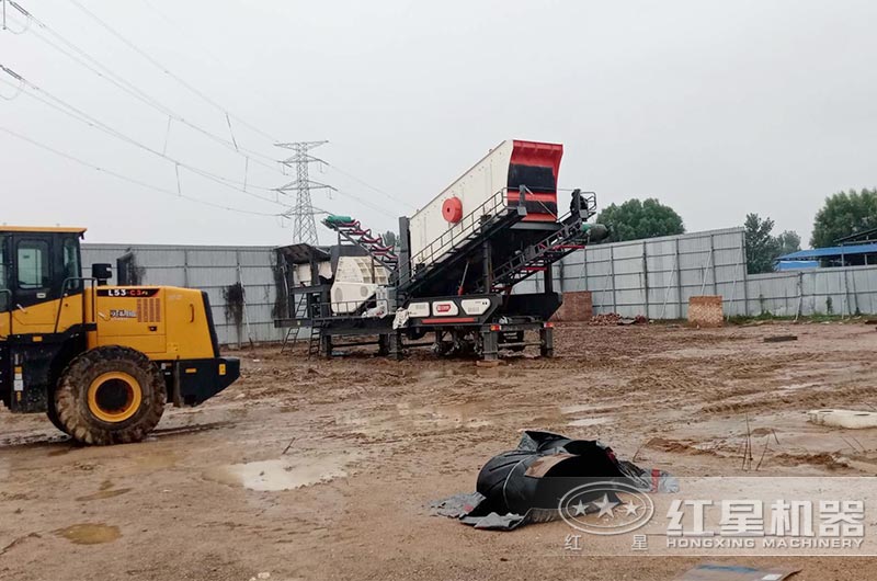 重錘破移動(dòng)建筑垃圾粉碎機(jī)現(xiàn)場(chǎng) 重錘破移動(dòng)建筑垃圾粉碎機(jī)現(xiàn)場(chǎng)