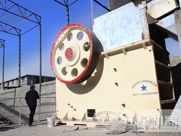 大型顎式破碎機(jī)安裝現(xiàn)場