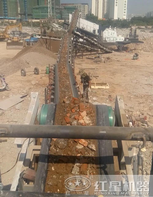 固體廢物破碎現(xiàn)場(chǎng)