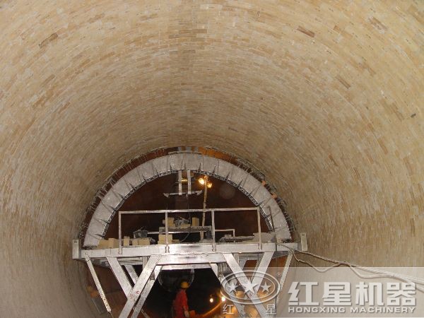 回轉窯內部有耐火磚