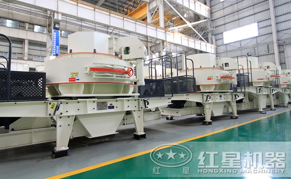 制砂機生產車間擺放著各種型號的制砂機 制砂機生產車間擺放著各種型號的制砂機