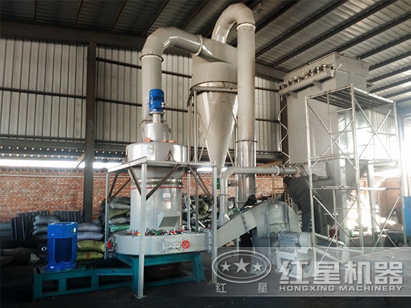 雷蒙磨粉機現場作業圖