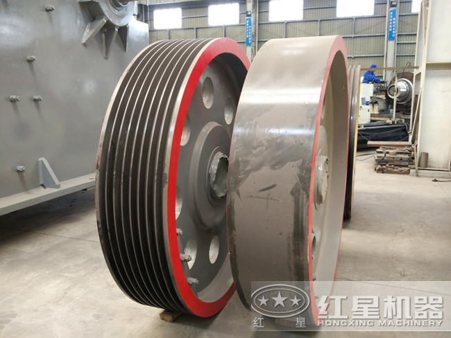 PE1200×1500顎式破碎機：皮帶輪+配重輪