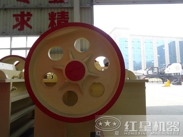 250*1000顎式破碎機飛輪特寫